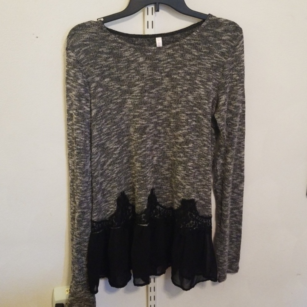 Light weight long sleeve sweater w/ tulle